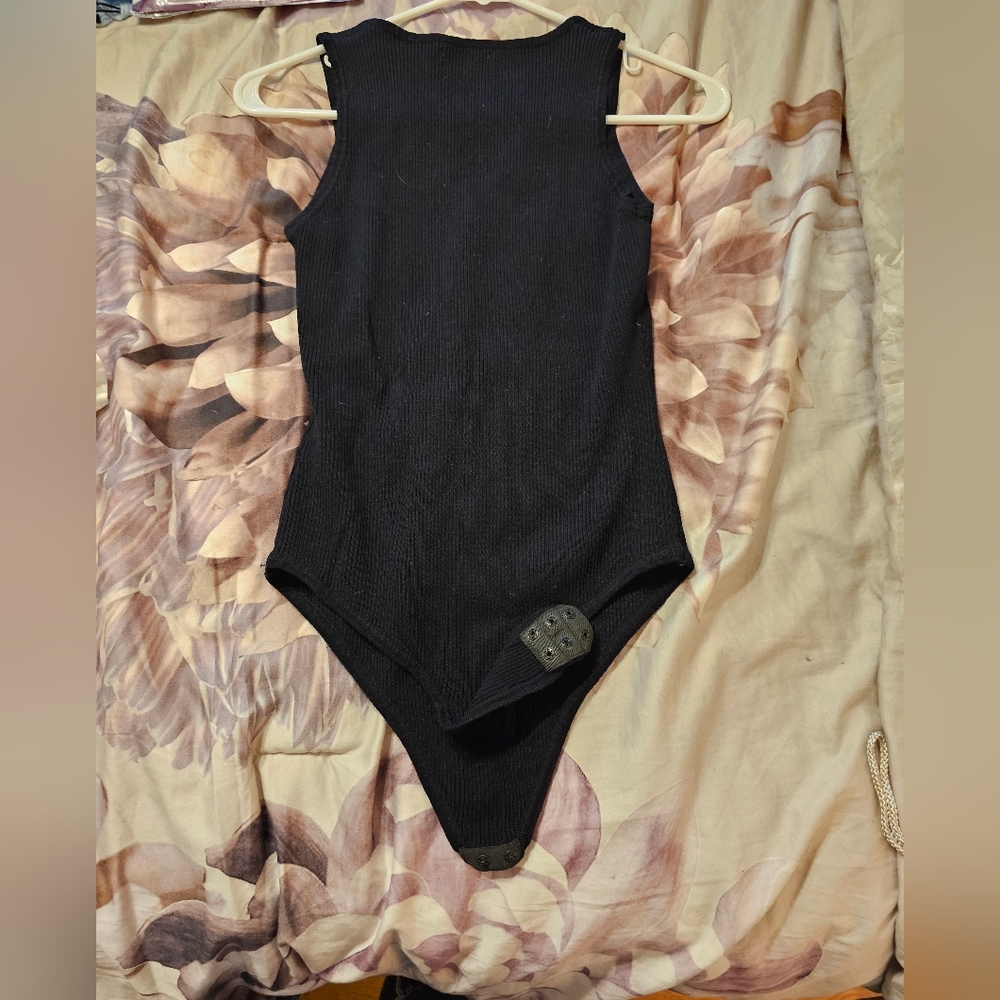 Guess bodysuit with silver Snaps size L black. Used once - Picture 3 of 8